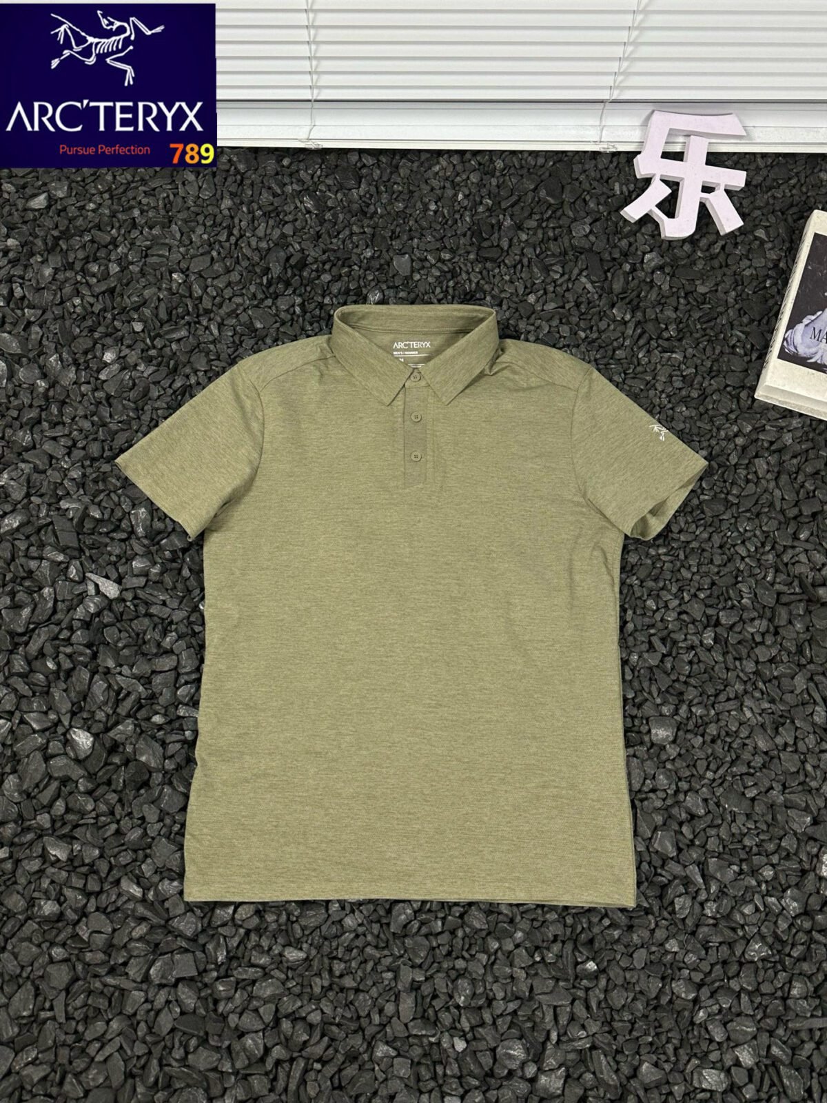 ⁦تيشيرت بولو أركتريكس الحضري العملي البسيط بلون سادة، مناسب للجنسين، بأكمام قصيرة، يسمح بمرور الهواء، مريح للجلد.⁩ - الصورة ⁦3⁩