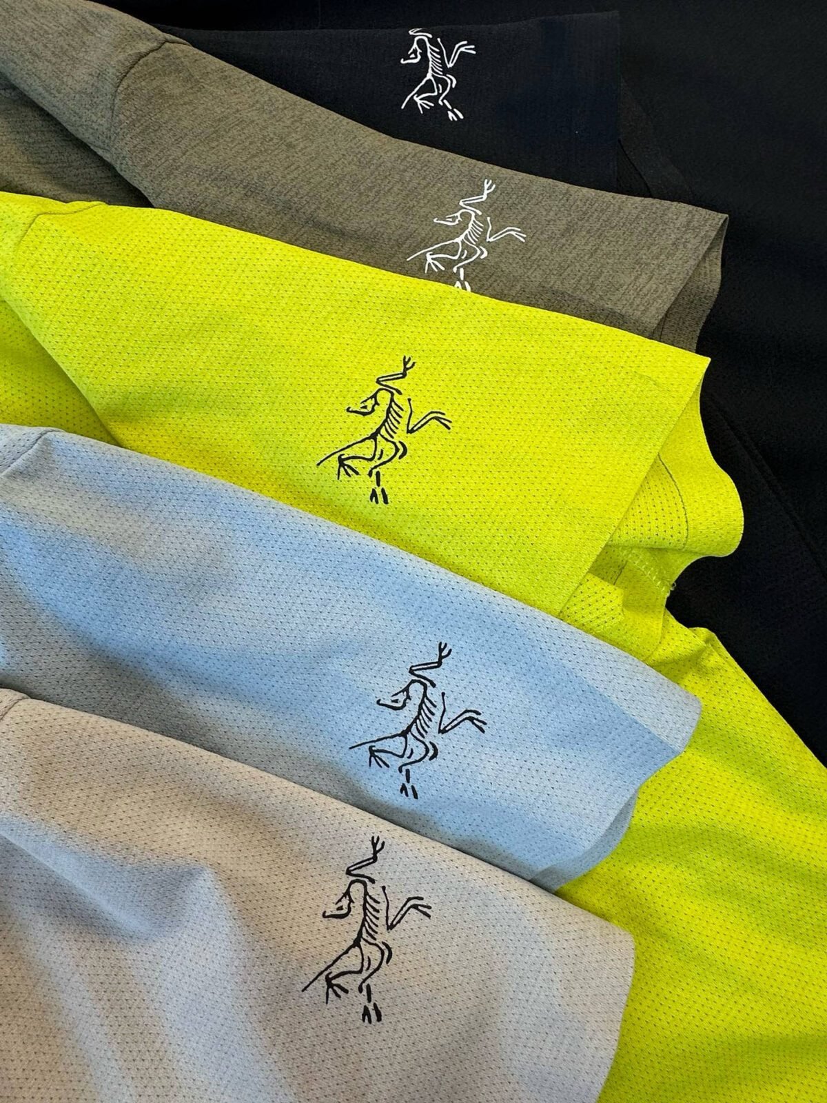 ⁦تيشيرت بولو أركتريكس الحضري العملي البسيط بلون سادة، مناسب للجنسين، بأكمام قصيرة، يسمح بمرور الهواء، مريح للجلد.⁩ - الصورة ⁦7⁩