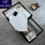 ⁦تيشيرت ARCTERYX بأكمام قصيرة وشعار على الصدر، تيشيرت بولو صيفي رجالي بأكمام قصيرة.⁩ - الصورة ⁦3⁩