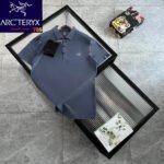 ⁦تيشيرت ARCTERYX بأكمام قصيرة وشعار على الصدر، تيشيرت بولو صيفي رجالي بأكمام قصيرة.⁩ - الصورة ⁦2⁩