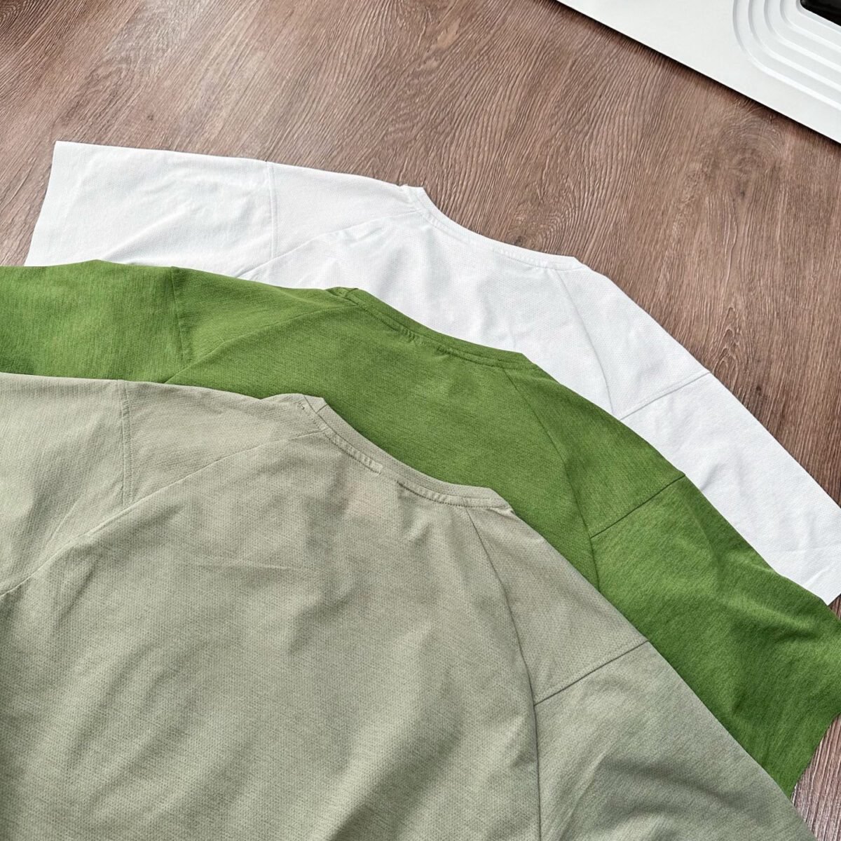 ⁦تيشيرت ARCTERYX خفيف الوزن بأكمام قصيرة، مصنوع من قماش شبكي عالي المرونة.⁩ - الصورة ⁦3⁩