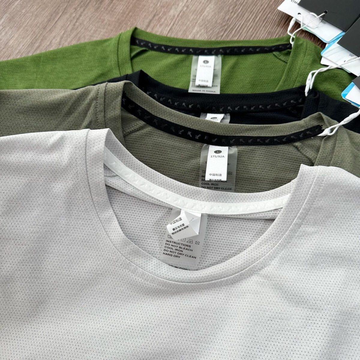 ⁦تيشيرت ARCTERYX خفيف الوزن بأكمام قصيرة، مصنوع من قماش شبكي عالي المرونة.⁩ - الصورة ⁦4⁩