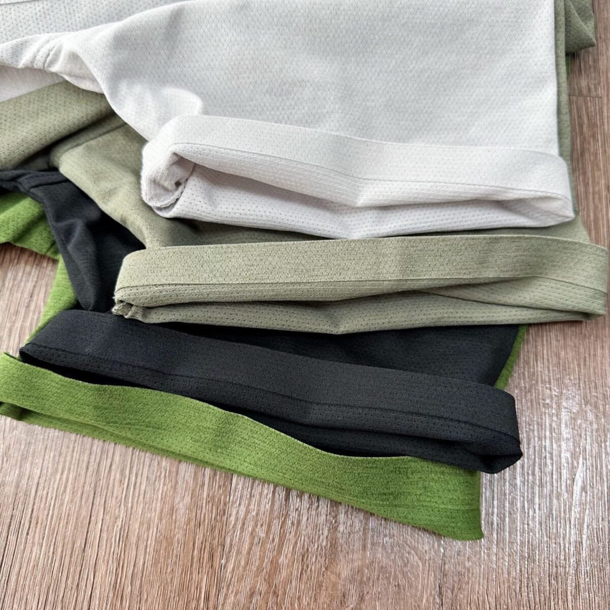 ⁦تيشيرت ARCTERYX خفيف الوزن بأكمام قصيرة، مصنوع من قماش شبكي عالي المرونة.⁩ - الصورة ⁦5⁩