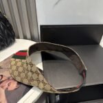 ⁦قبعة غوتشي الأصلية ذات الشريط العريض المجوف الأحدث.⁩ - الصورة ⁦8⁩