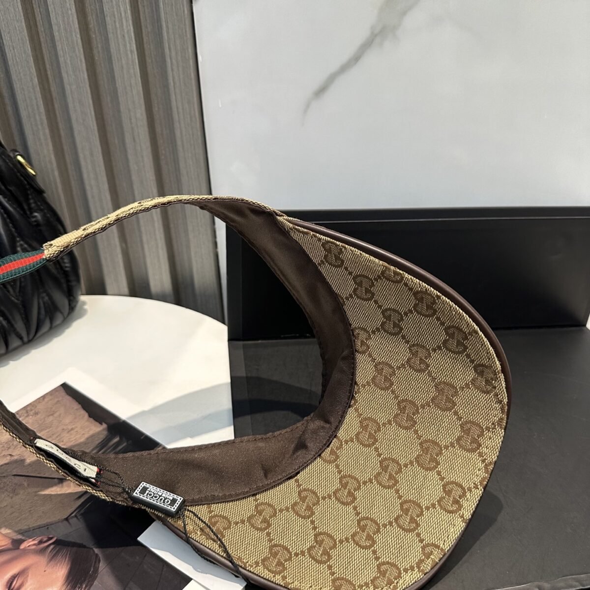 ⁦قبعة غوتشي الأصلية ذات الشريط العريض المجوف الأحدث.⁩ - الصورة ⁦9⁩