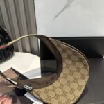 ⁦قبعة غوتشي الأصلية ذات الشريط العريض المجوف الأحدث.⁩ - الصورة ⁦9⁩