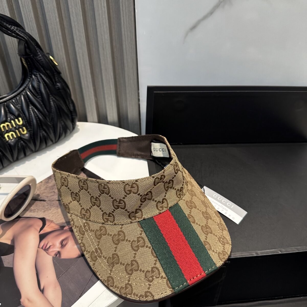 ⁦قبعة غوتشي الأصلية ذات الشريط العريض المجوف الأحدث.⁩ - الصورة ⁦6⁩