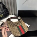 ⁦قبعة غوتشي الأصلية ذات الشريط العريض المجوف الأحدث.⁩ - الصورة ⁦6⁩