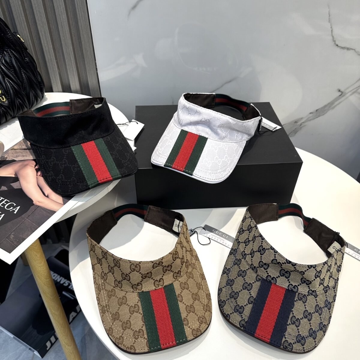 ⁦قبعة غوتشي الأصلية ذات الشريط العريض المجوف الأحدث.⁩ - الصورة ⁦1⁩