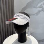 ⁦قبعة غوتشي الأصلية ذات الشريط العريض المجوف الأحدث.⁩ - الصورة ⁦4⁩