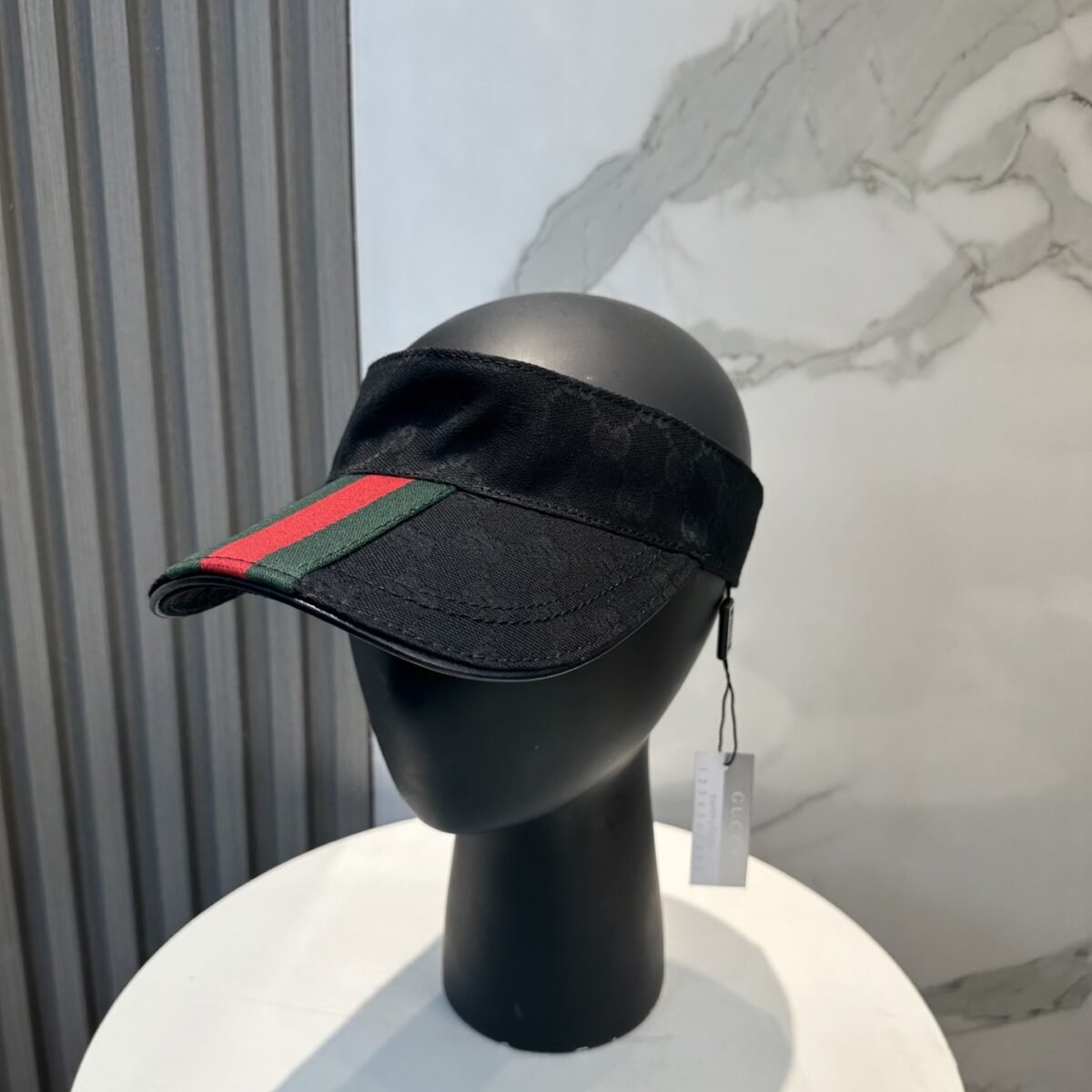 ⁦قبعة غوتشي الأصلية ذات الشريط العريض المجوف الأحدث.⁩ - الصورة ⁦5⁩
