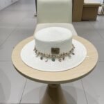 ⁦قبعة قش نسائية جديدة من غوتشي بتصميم عرقي.⁩ - الصورة ⁦2⁩