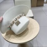 ⁦قبعة قش نسائية جديدة من غوتشي بتصميم عرقي.⁩ - الصورة ⁦7⁩