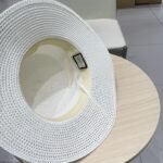 ⁦قبعة قش نسائية جديدة من غوتشي بتصميم عرقي.⁩ - الصورة ⁦8⁩