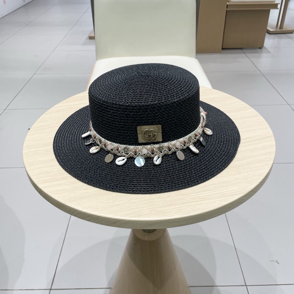 ⁦قبعة قش نسائية جديدة من غوتشي بتصميم عرقي.⁩ - الصورة ⁦3⁩