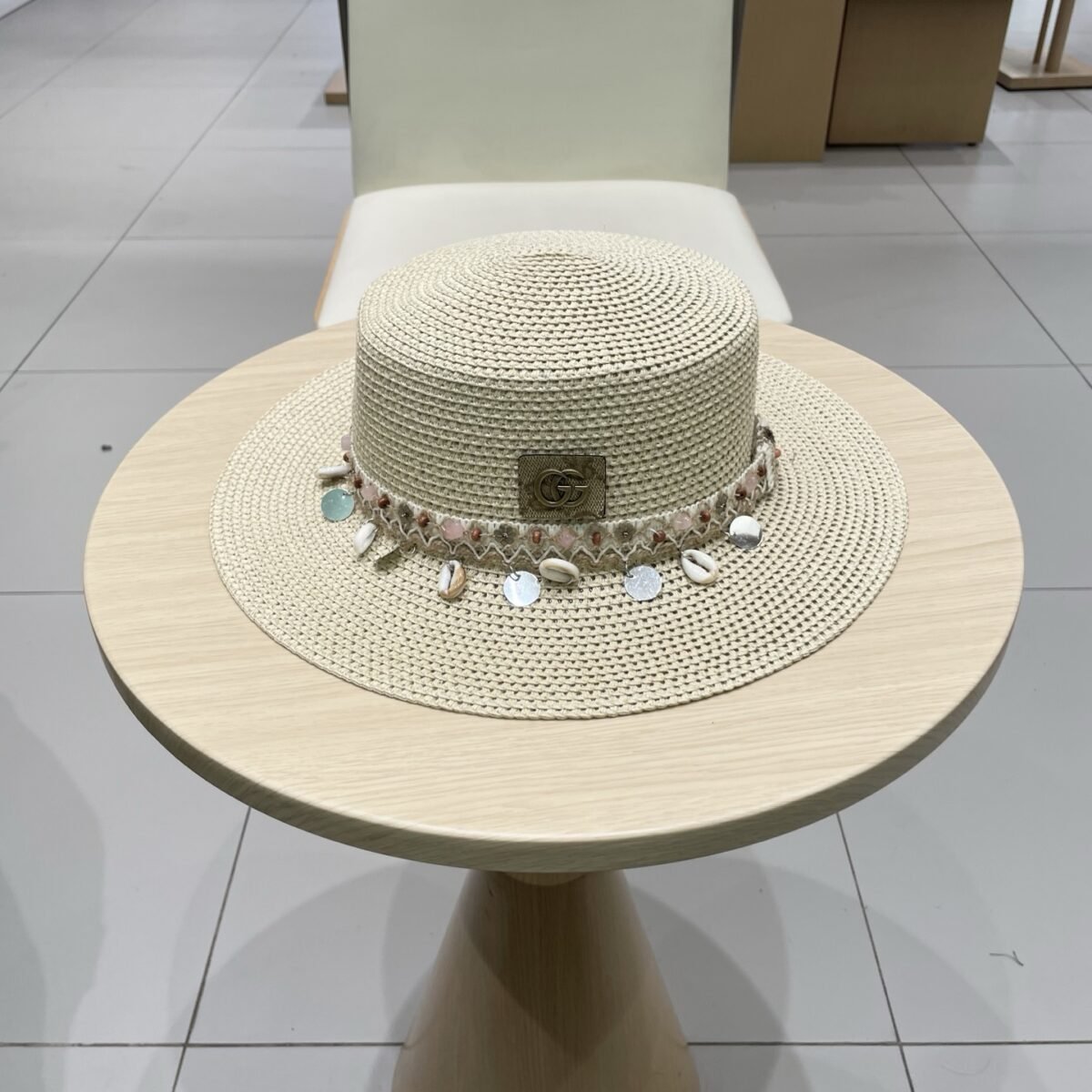 ⁦قبعة قش نسائية جديدة من غوتشي بتصميم عرقي.⁩ - الصورة ⁦4⁩