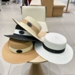 قبعة غوتشي القشية الجديدة ذات القمة المسطحة