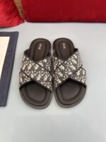 شبشب ديور أكوا الرجالي الجديد أنيق وعملي.