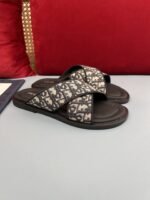 ⁦شبشب ديور أكوا الرجالي الجديد أنيق وعملي.⁩ - الصورة ⁦2⁩