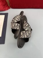 ⁦شبشب ديور أكوا الرجالي الجديد أنيق وعملي.⁩ - الصورة ⁦4⁩