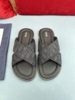 ⁦شبشب ديور أكوا الرجالي الجديد أنيق وعملي.⁩ - الصورة ⁦2⁩