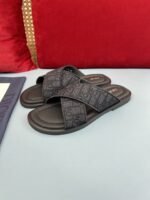 شبشب ديور أكوا الرجالي الجديد أنيق وعملي.