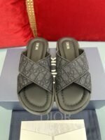 شبشب ديور أكوا الرجالي الجديد أنيق وعملي.