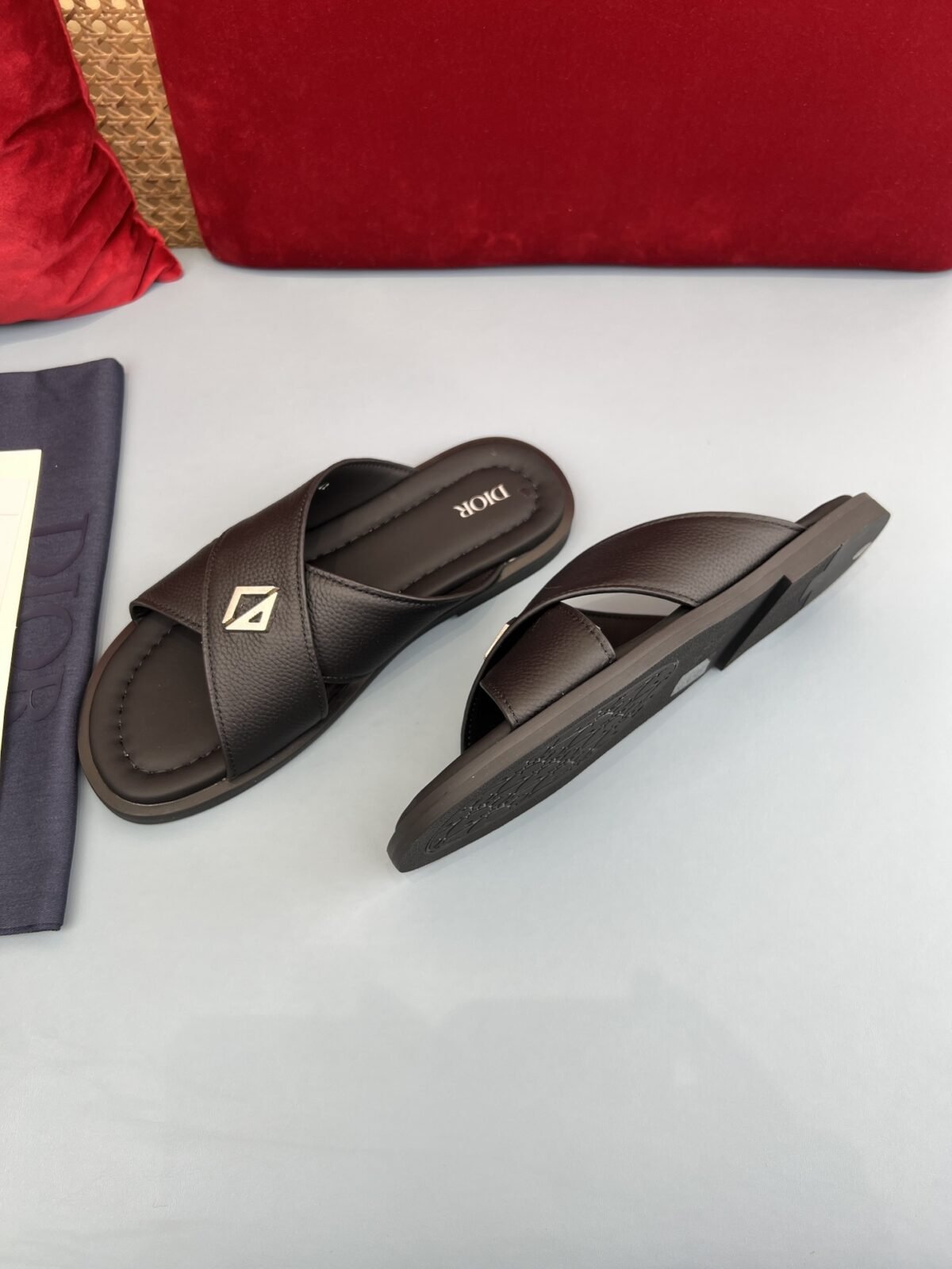 ⁦شبشب ديور أكوا الرجالي الجديد أنيق وعملي.⁩ - الصورة ⁦1⁩