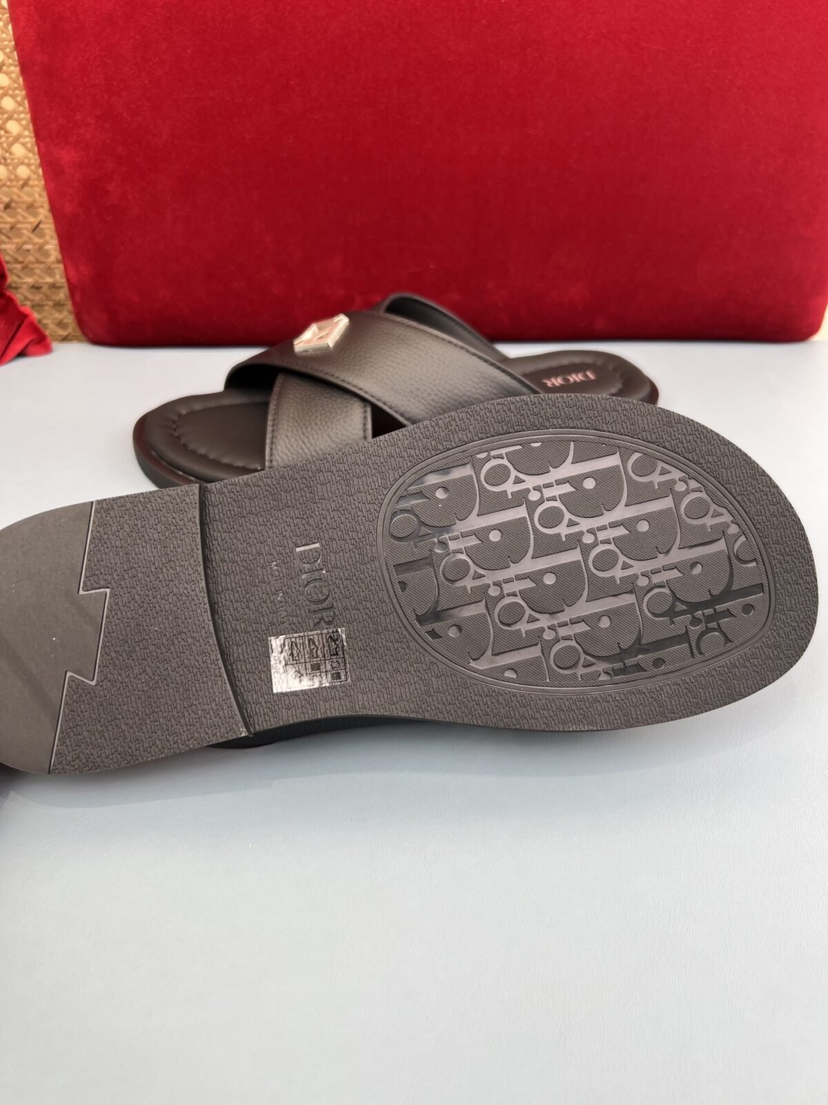 ⁦شبشب ديور أكوا الرجالي الجديد أنيق وعملي.⁩ - الصورة ⁦5⁩