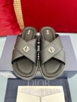 شبشب ديور أكوا الرجالي الجديد أنيق وعملي.