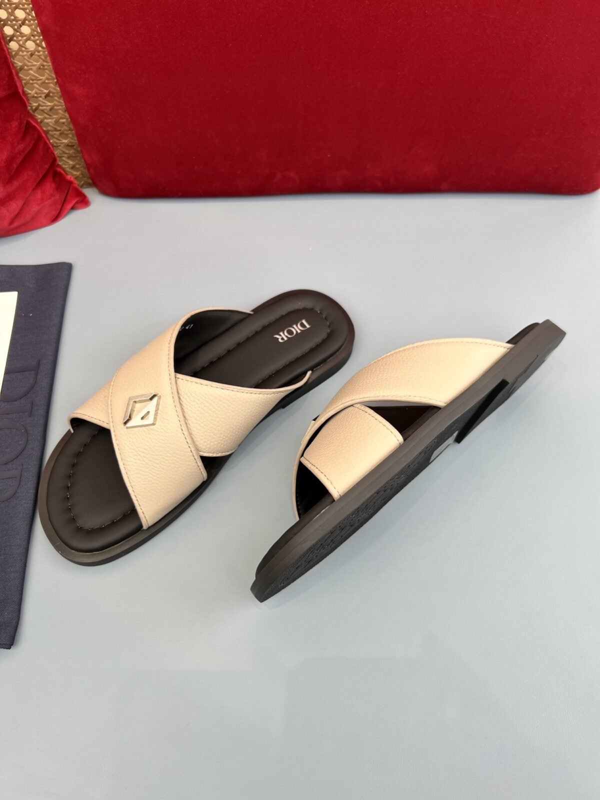 ⁦شبشب ديور أكوا الرجالي الجديد أنيق وعملي.⁩ - الصورة ⁦3⁩