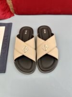 شبشب ديور أكوا الرجالي الجديد أنيق وعملي.