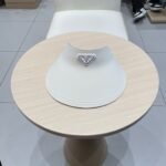 ⁦قبعة برادا الشمسية النسائية بدون درزات، ذات الجزء العلوي المجوف.⁩ - الصورة ⁦2⁩