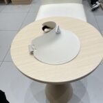 ⁦قبعة برادا الشمسية النسائية بدون درزات، ذات الجزء العلوي المجوف.⁩ - الصورة ⁦7⁩