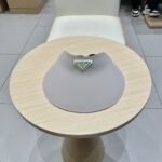 ⁦قبعة برادا الشمسية النسائية بدون درزات، ذات الجزء العلوي المجوف.⁩ - الصورة ⁦5⁩