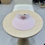 ⁦قبعة برادا الشمسية النسائية بدون درزات، ذات الجزء العلوي المجوف.⁩ - الصورة ⁦4⁩