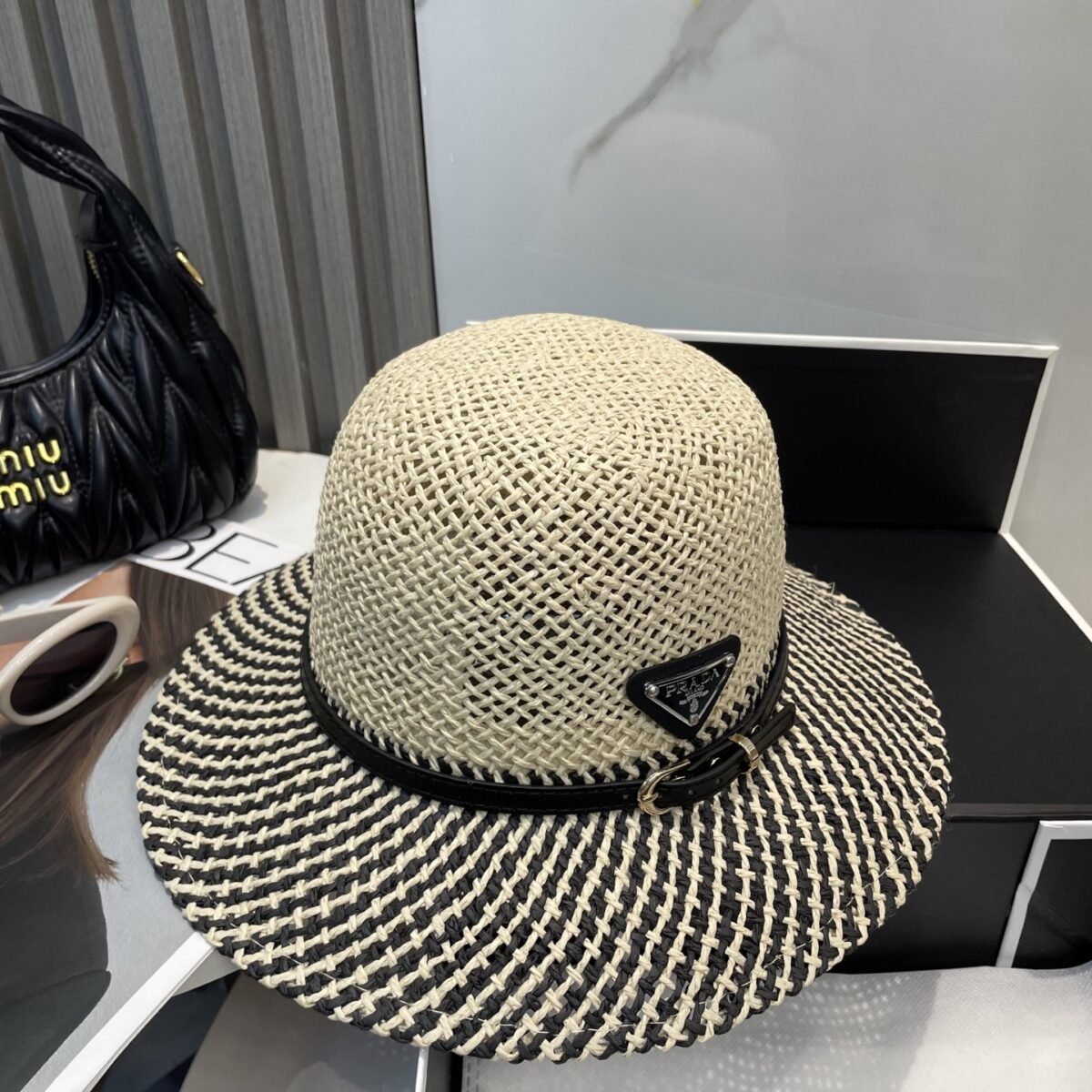 ⁦قبعة برادا من القش، قبعة نسائية أنيقة⁩ - الصورة ⁦3⁩