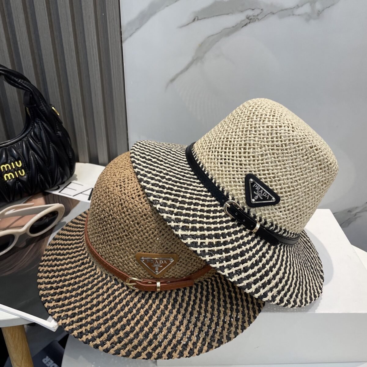 wsxc1750715630585_8 قبعة برادا من القش، قبعة نسائية أنيقة - الصورة 1