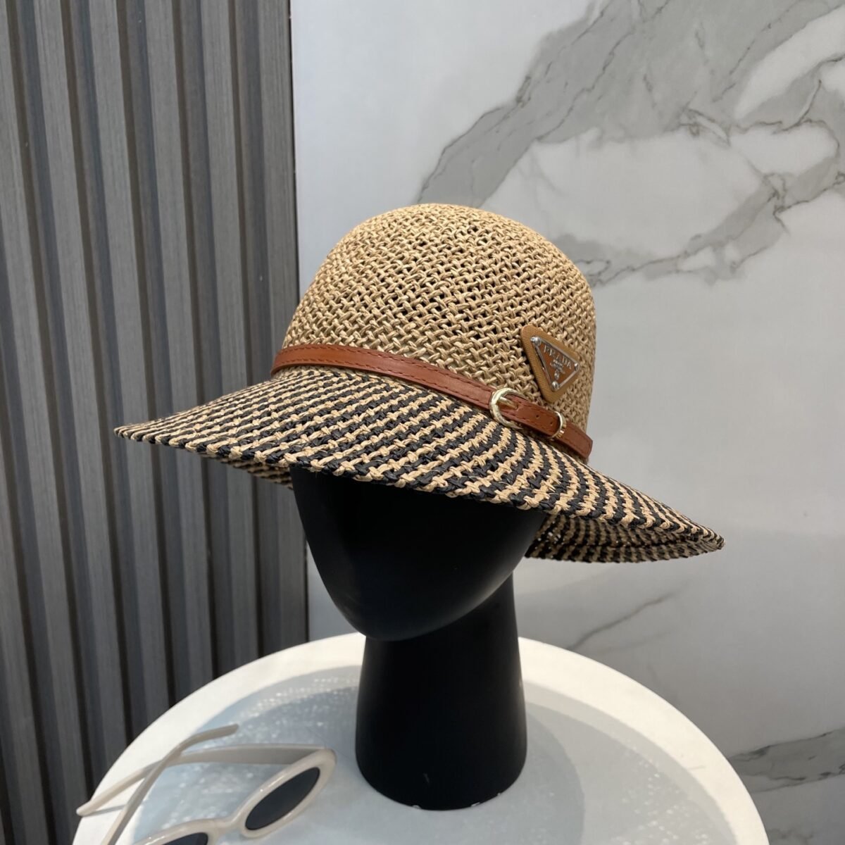 ⁦قبعة برادا من القش، قبعة نسائية أنيقة⁩ - الصورة ⁦4⁩