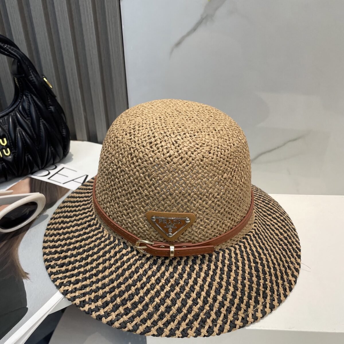 ⁦قبعة برادا من القش، قبعة نسائية أنيقة⁩ - الصورة ⁦2⁩