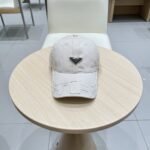 ⁦قبعة بيسبول برادا الجديدة⁩ - الصورة ⁦2⁩