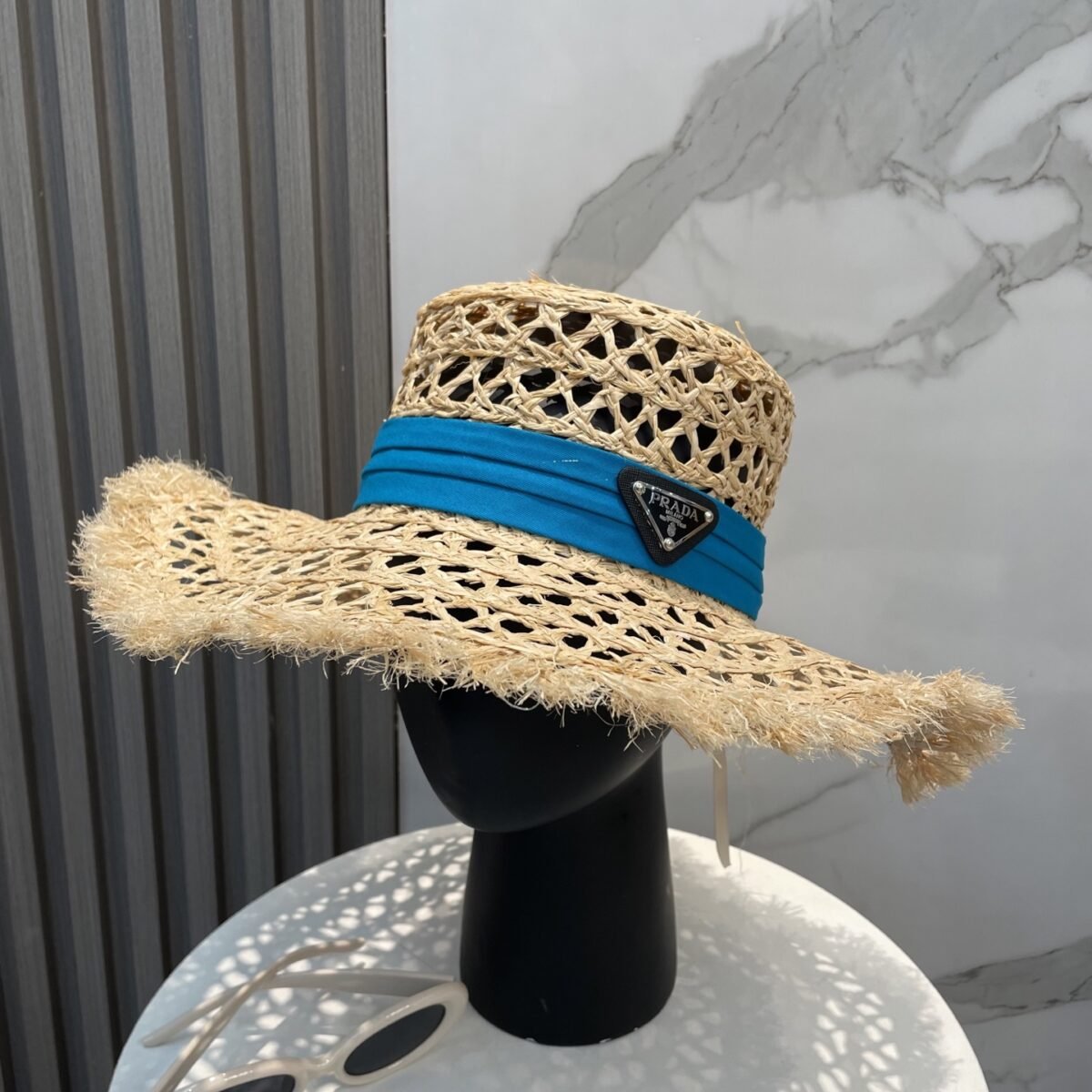 ⁦قبعة برادا الجديدة من القش واسعة الحواف للحماية من الشمس⁩ - الصورة ⁦2⁩