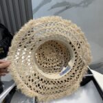 ⁦قبعة برادا الجديدة من القش واسعة الحواف للحماية من الشمس⁩ - الصورة ⁦6⁩