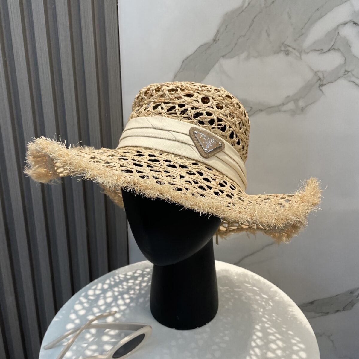 ⁦قبعة برادا الجديدة من القش واسعة الحواف للحماية من الشمس⁩ - الصورة ⁦4⁩