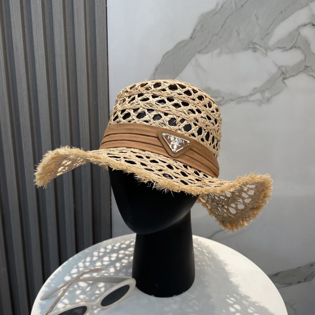 ⁦قبعة برادا الجديدة من القش واسعة الحواف للحماية من الشمس⁩ - الصورة ⁦5⁩