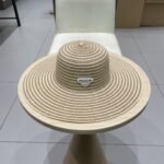 ⁦قبعة برادا الصيفية النسائية القابلة للطي⁩ - الصورة ⁦2⁩