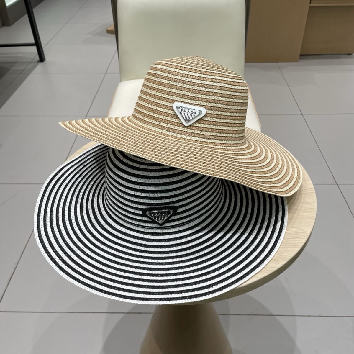 ⁦قبعة برادا الصيفية النسائية القابلة للطي⁩ - الصورة ⁦1⁩