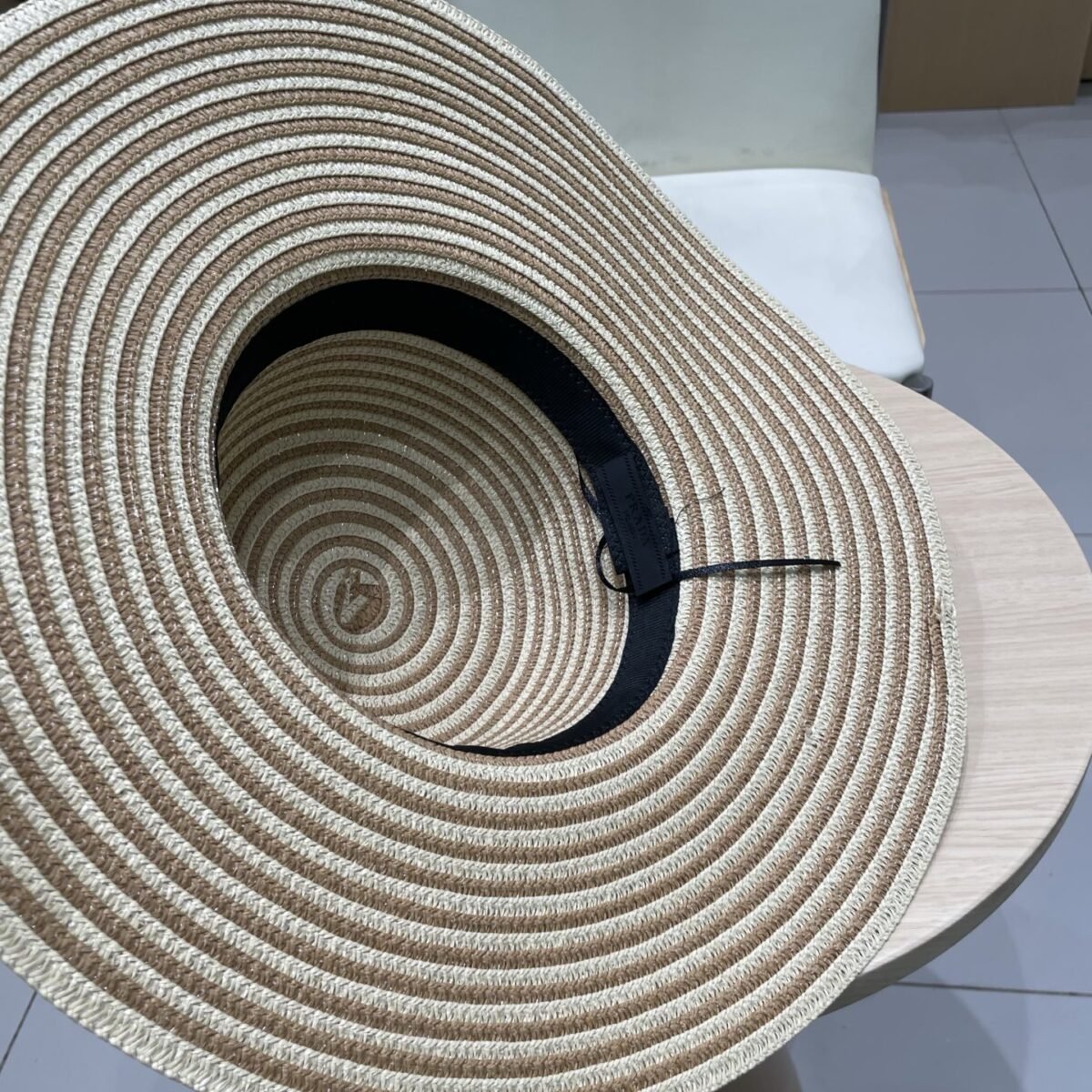 ⁦قبعة برادا الصيفية النسائية القابلة للطي⁩ - الصورة ⁦7⁩