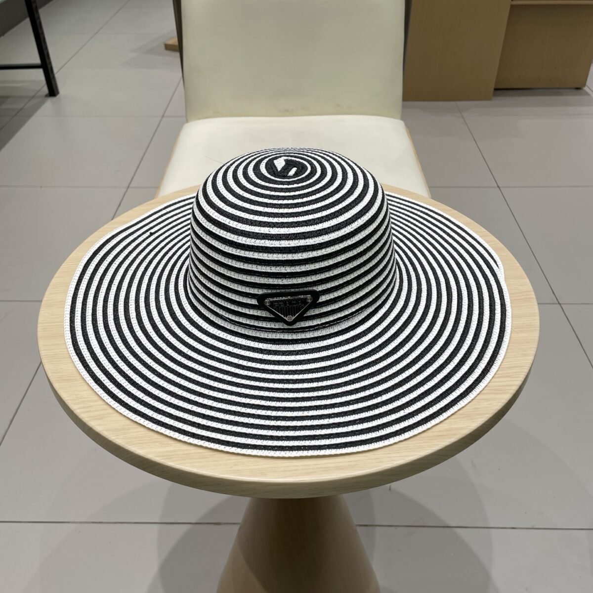 ⁦قبعة برادا الصيفية النسائية القابلة للطي⁩ - الصورة ⁦3⁩