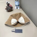 ⁦قبعة برادا بتصميم فيونكة مقسمة⁩ - الصورة ⁦6⁩